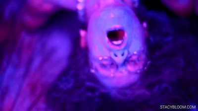 Baby tana al'aurar a kyamara kuma ta kawo kanta zuwa inzali.